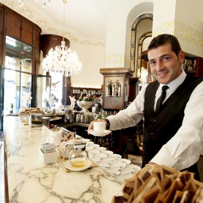 Barista_hands_an_espresso_shot_toward_the_camera_at_an_espresso_bar_in_Milan_Italy_1000x